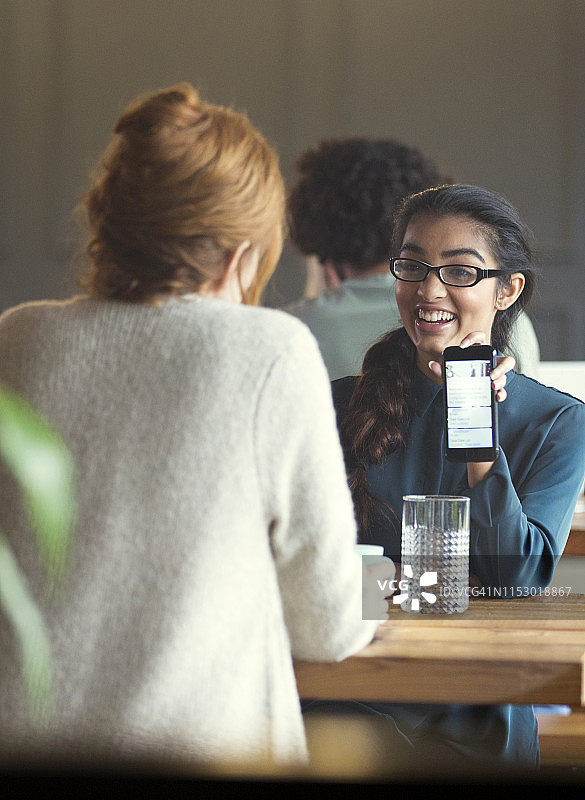 同事们在开放式办公室分享短信图片素材