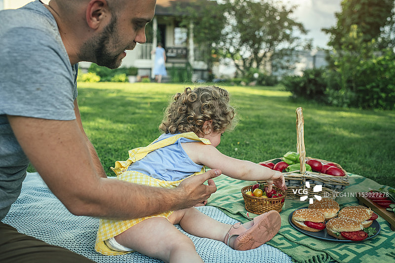 在后院野餐的家庭图片素材