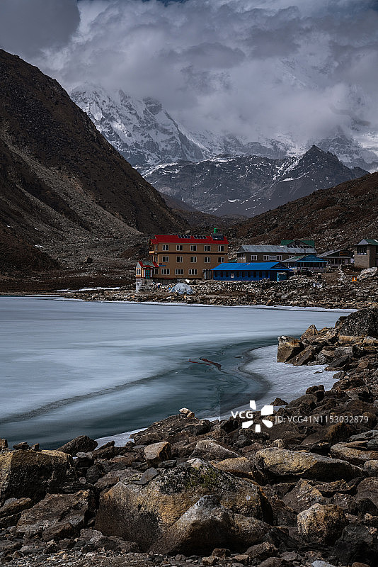 竖版冰冻的Gokyo湖图片素材