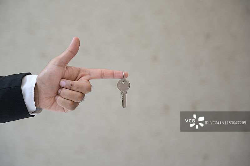 商务人士手持房屋钥匙特写图片素材