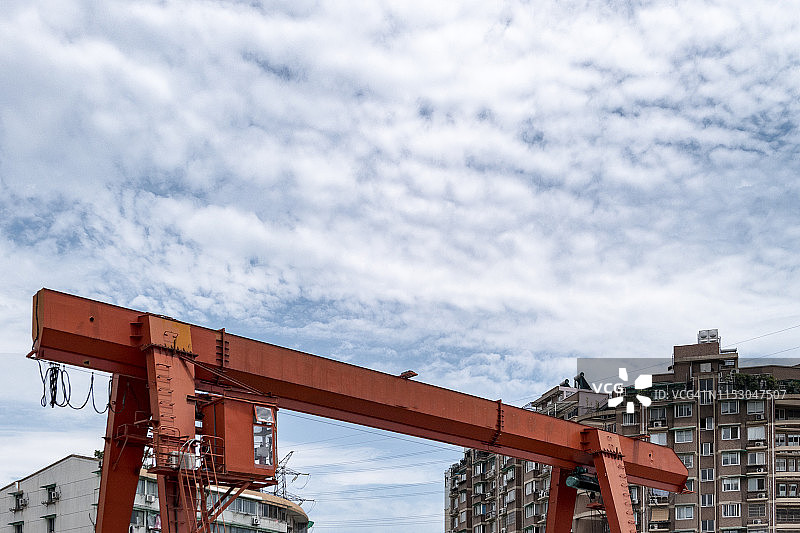 蓝天白云下的龙门起重机图片素材