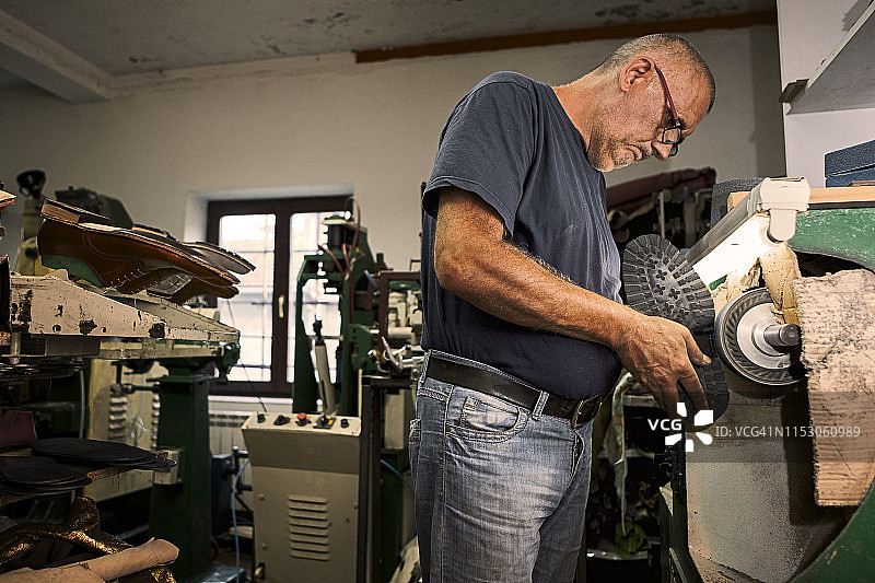 鞋匠为顾客制作鞋子图片素材