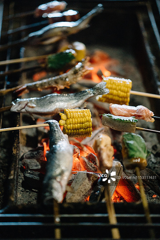 木炭烤玉米、虾、鱼、豆腐和蔬菜图片素材