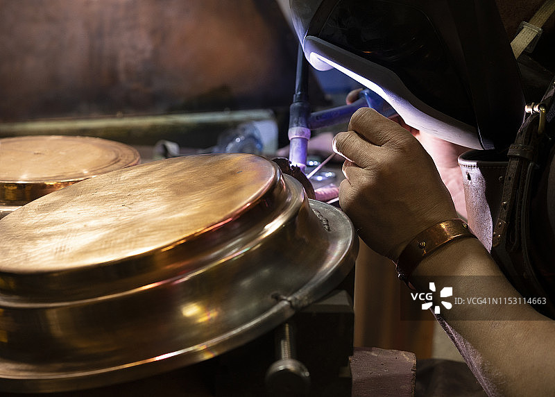 焊工用电焊焊接黄铜细节图片素材