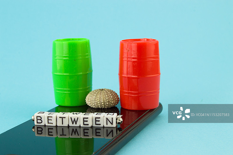 在英语中，“Between”是一个介词，使用智能手机学习图片素材