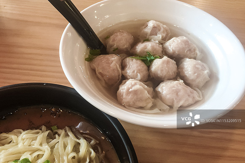 木桌上的猪排饭图片素材