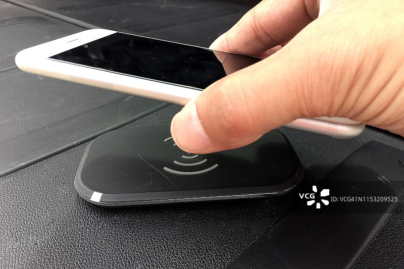 无线充电器旁的手机图片素材