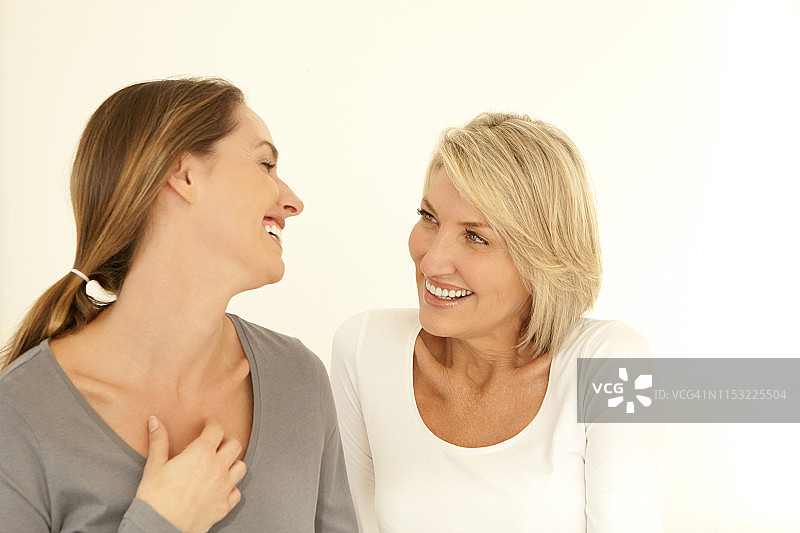 快乐的中年母亲和年轻女儿图片素材