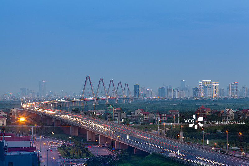 越南河内市区在薄暮时分的航拍，从武志公街通往日新斜拉桥，栋英区图片素材