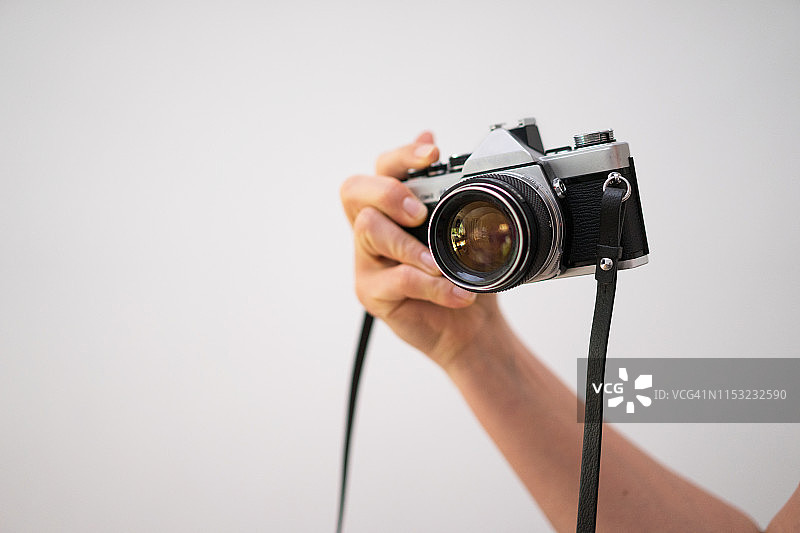 女人手持复古相机图片素材