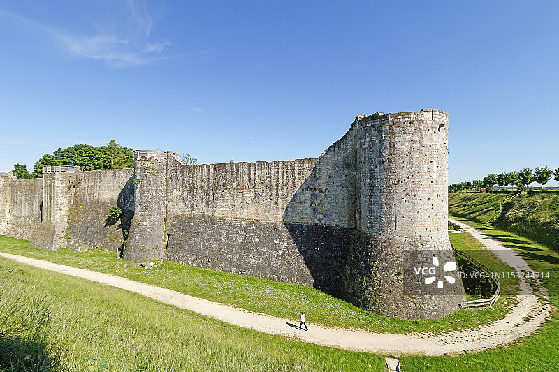 塞纳-马恩省普罗万的中世纪村庄：城墙和塔楼图片素材
