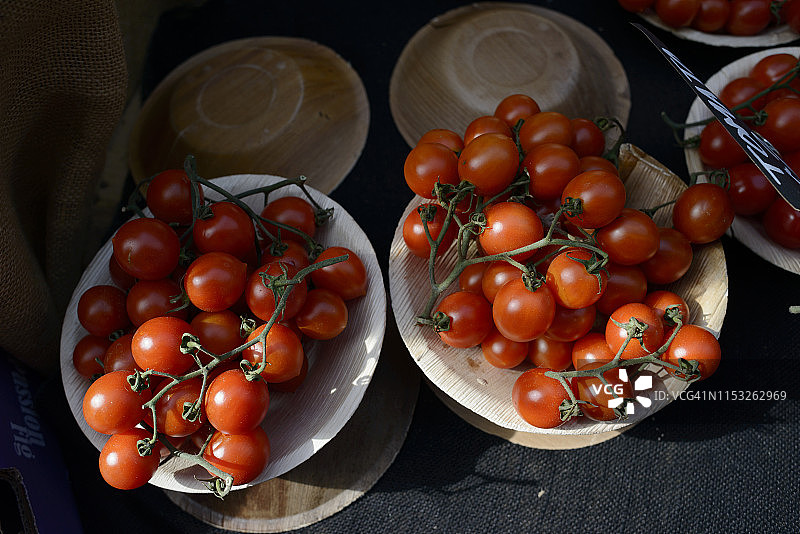 市场摊位上出售的新鲜蔬菜图片素材