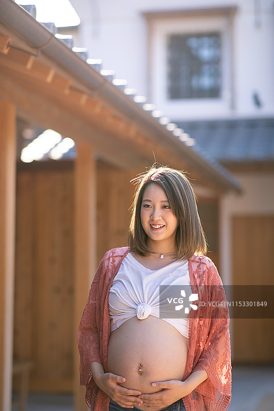 走在日本传统小镇的怀孕少女图片素材