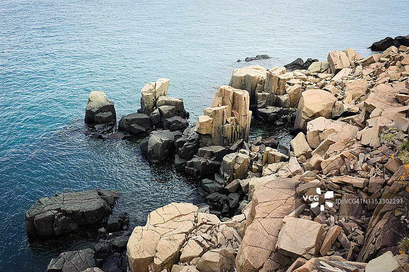 加拿大新不伦瑞克省，芬迪湾西海岸远足小径沿线的崎岖悬崖图片素材