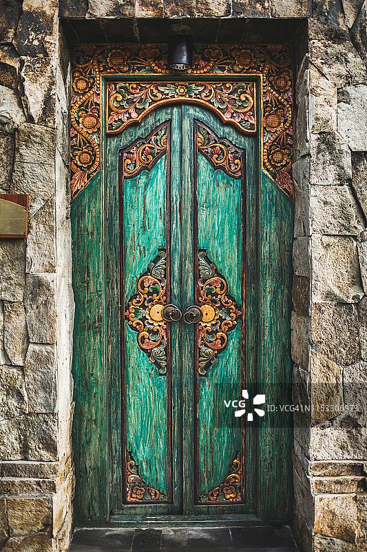 传统巴厘岛手工雕刻木门图片素材