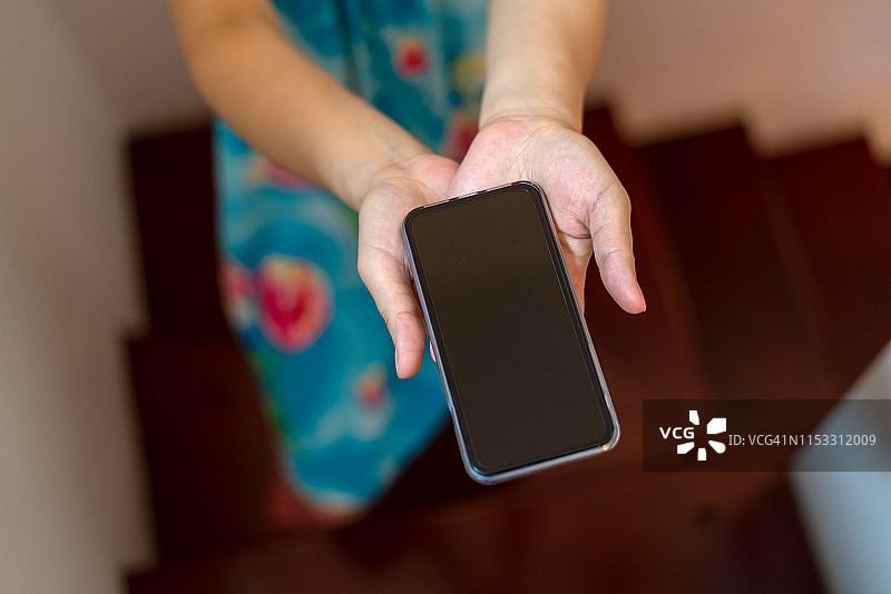 女人递过电话图片素材