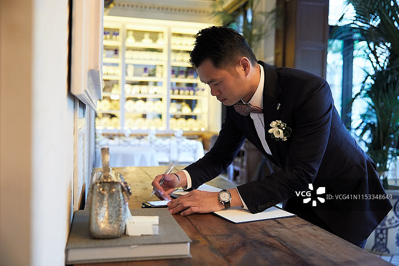 在留言簿上签名图片素材