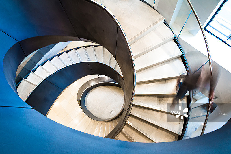 抽象螺旋楼梯上人物的模糊移动影像图片素材
