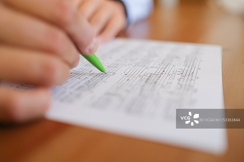 男人在桌子上写音符图片素材