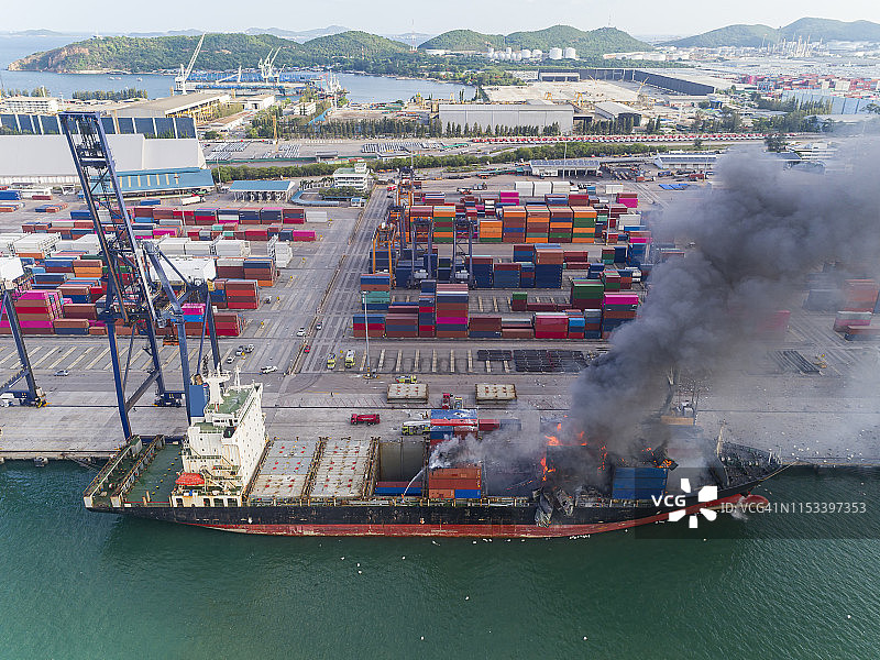 海港集装箱货轮火灾事故航拍：进出口运输图片素材
