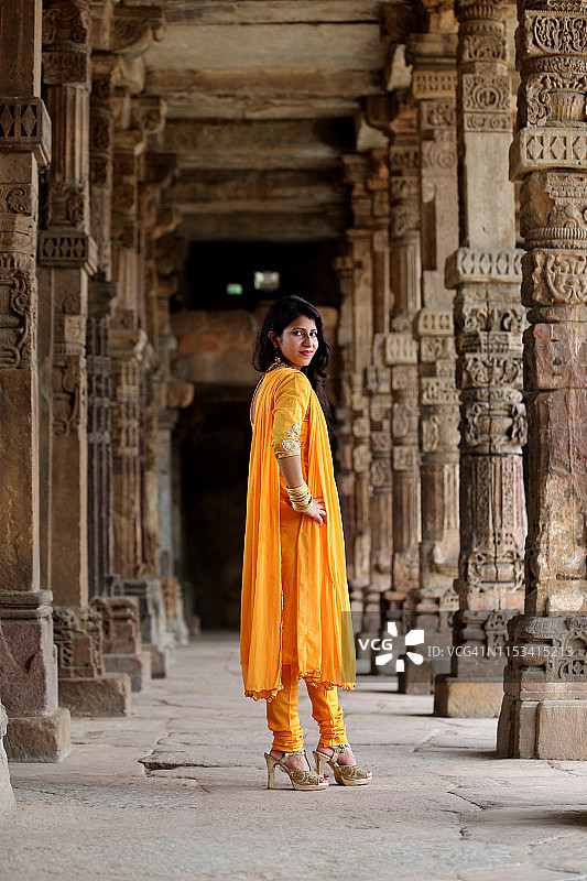 站立着的传统少女肖像图片素材