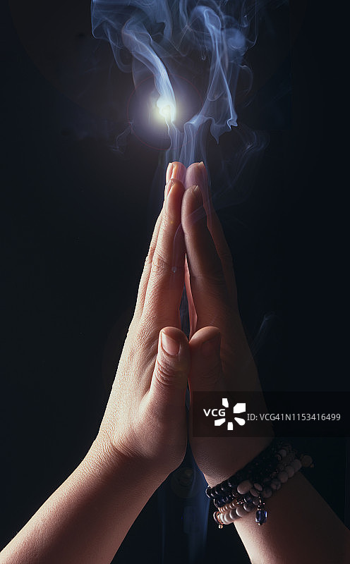 祈祷的女人合拢的双手图片素材