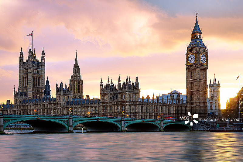 大本钟，议会大厦，泰晤士河，威斯敏斯特桥，威斯敏斯特，伦敦，英格兰图片素材