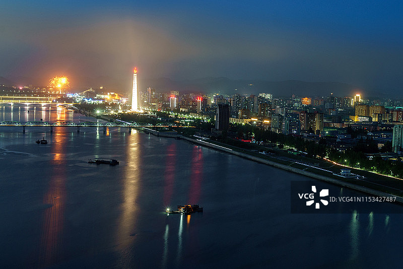 朝鲜平壤大同江畔的“主体”思想塔图片素材