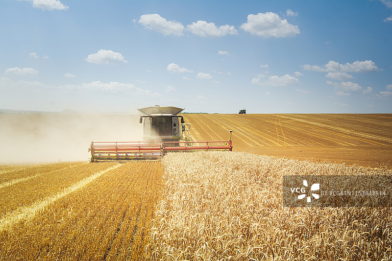 田野上的联合收割机图片素材