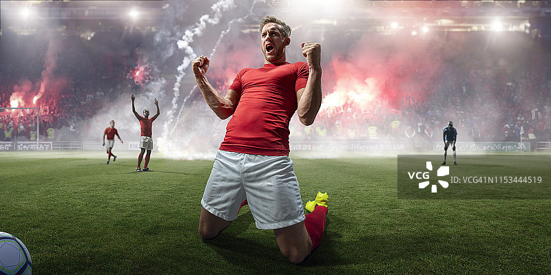 专业足球运动员在体育场内庆祝图片素材
