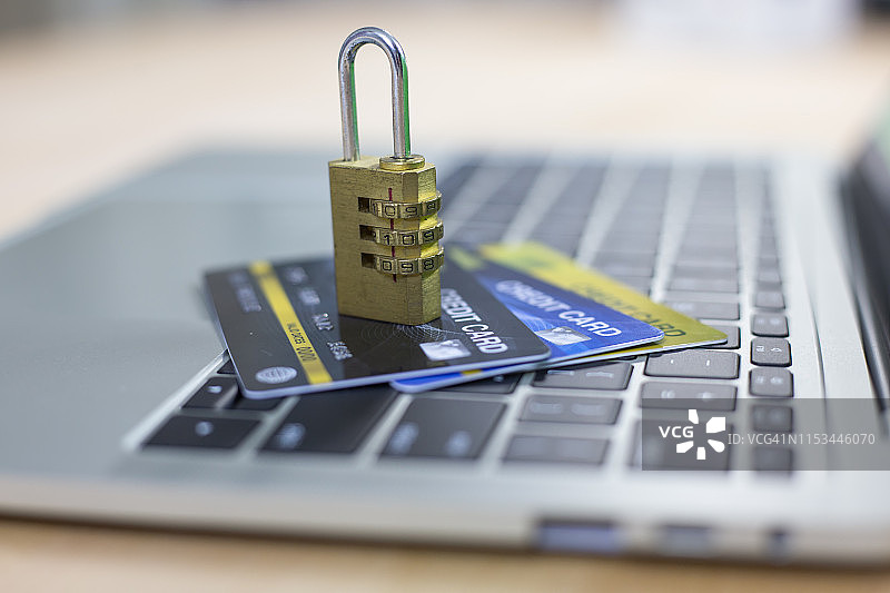 带有锁的信用卡特写：在线购物图片素材