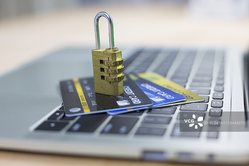 手持信用卡进行网上购物，在线支付概念图片素材