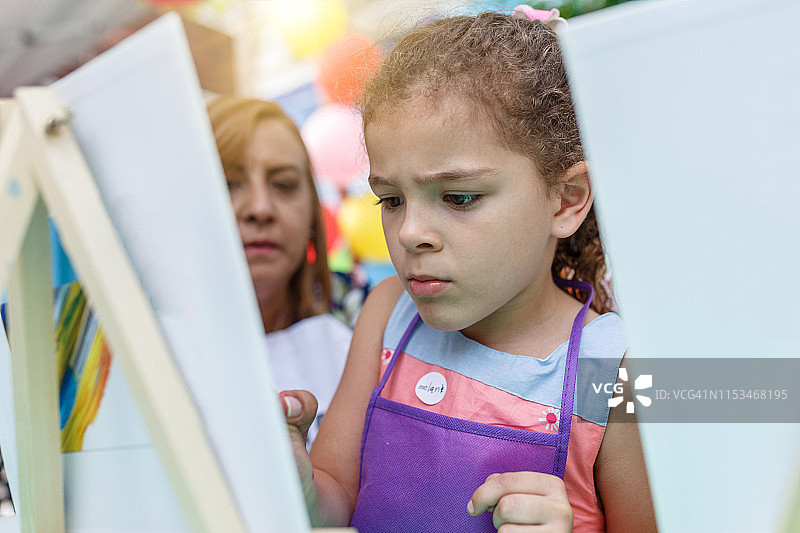 孩子们在社区活动中学习绘画图片素材