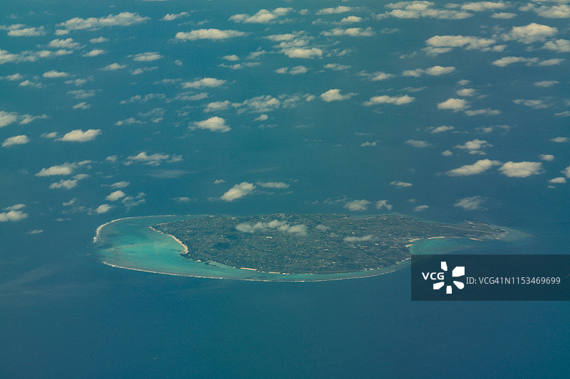 从飞机上看到的日本与论岛白天的航拍景色图片素材