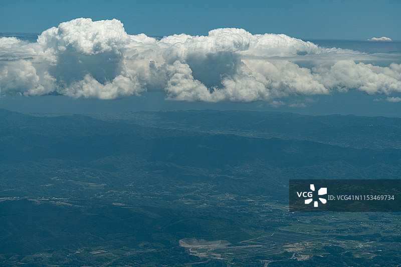 飞机上看到的日本千叶县白天的积云航拍景色图片素材