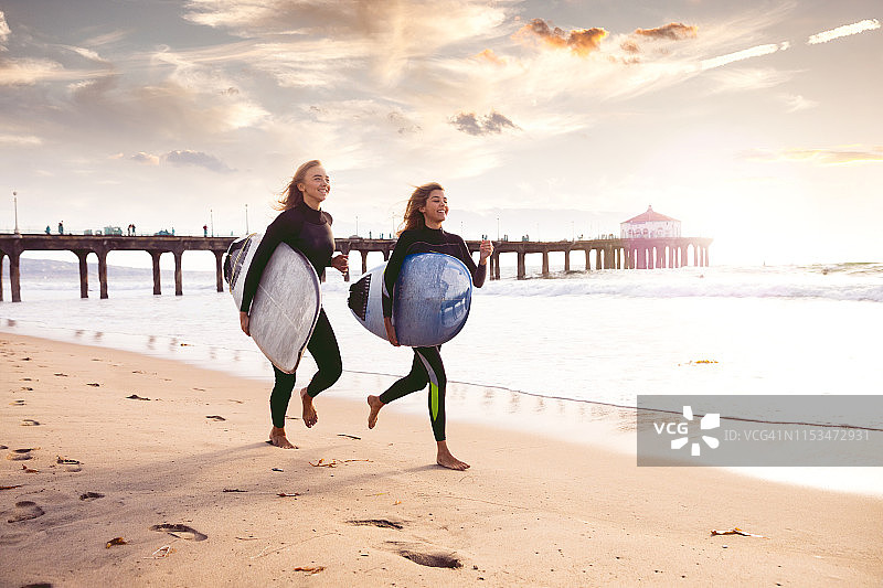 一起冲浪的女性朋友图片素材
