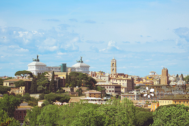 从阿文提诺山眺望罗马市图片素材