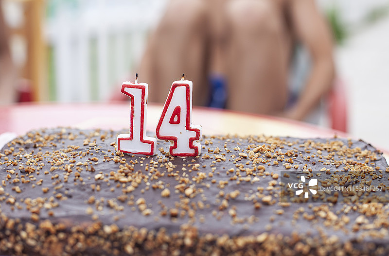 带有蜡烛的自制蛋糕，庆祝14周年图片素材