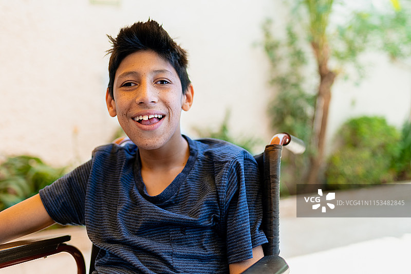 患有脑瘫的青少年男孩图片素材