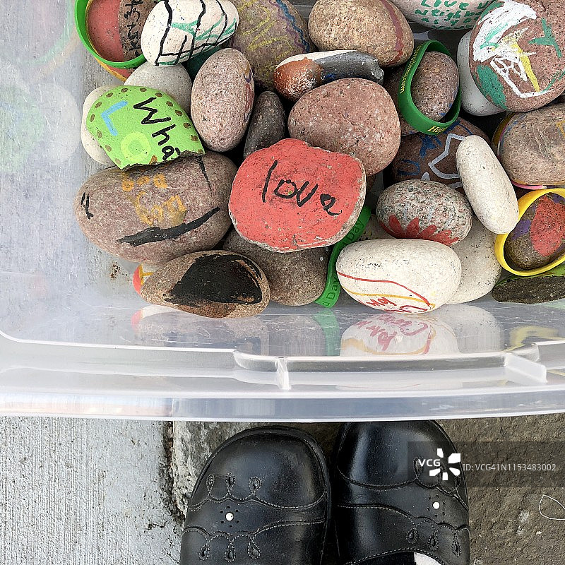 写满希望话语的彩绘石头图片素材