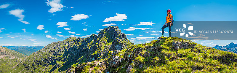 徒步女性在山脊上俯瞰苏格兰高地全景图片素材