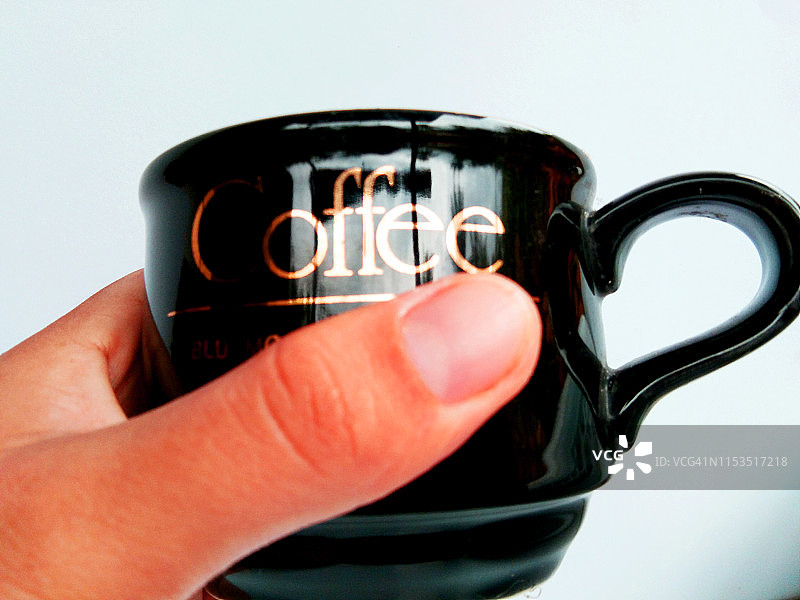 白色背景上的黑色杯子图片素材