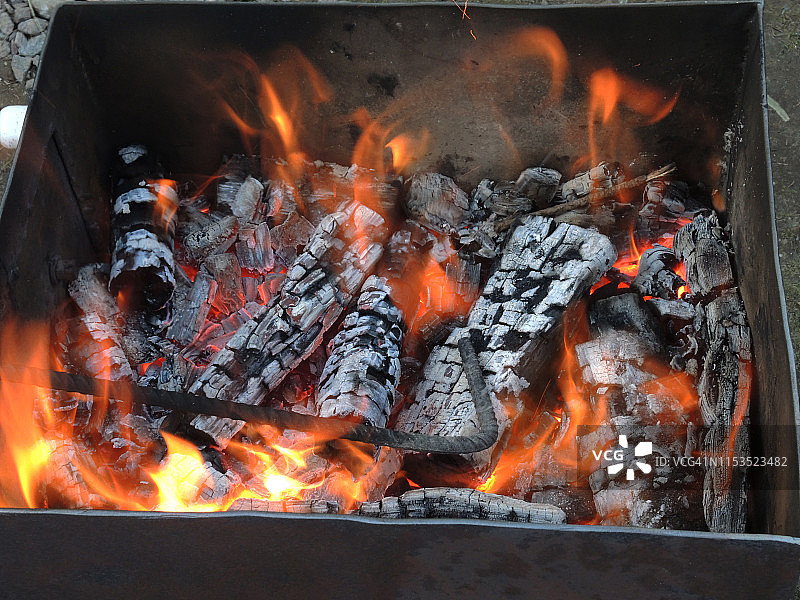 阴燃的煤炭图片素材