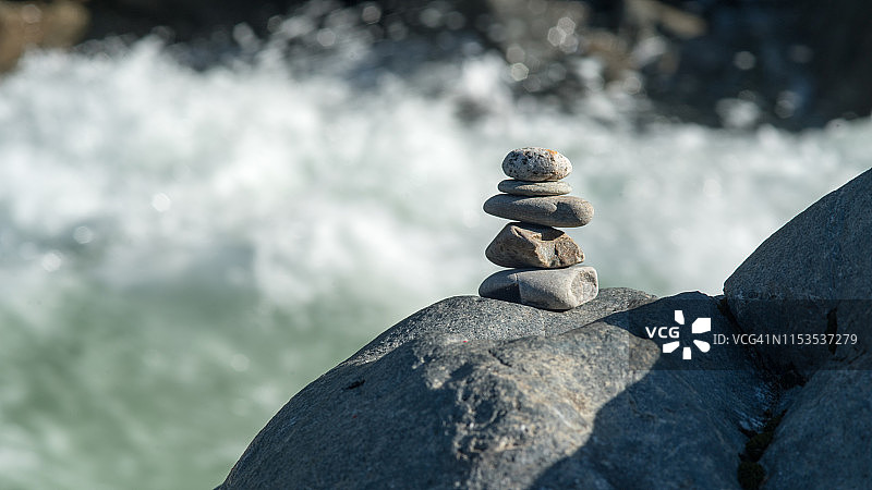 河边的石头堆图片素材