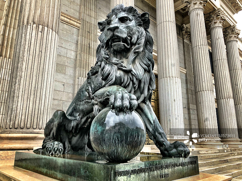 马德里众议院的狮子雕像图片素材
