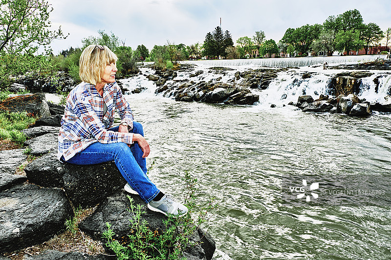 游客在美国爱达荷瀑布游览图片素材