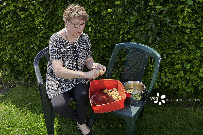 清洗土豆准备烹饪图片素材