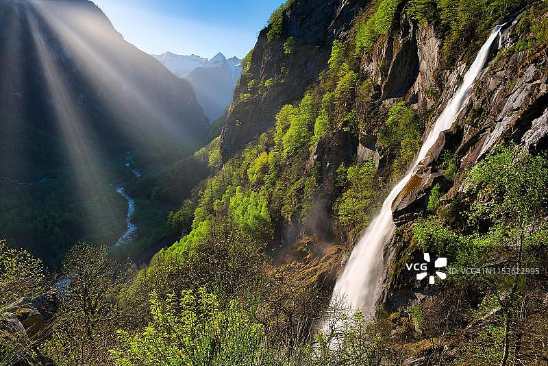 瑞士提契诺州弗罗格里奥，巴沃纳山谷的晨曦瀑布图片素材