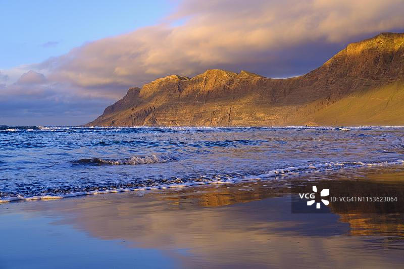 西班牙加莱塔德法马拉海滩的傍晚光线与倒影图片素材