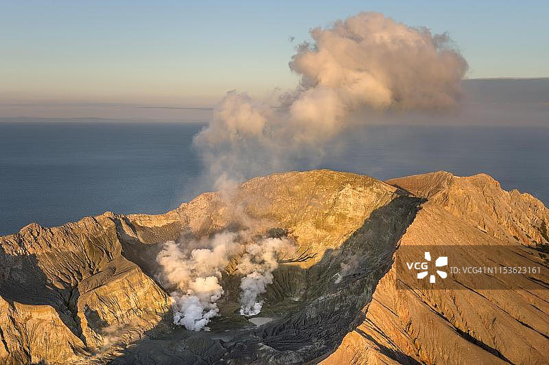 怀特岛火山岛鸟瞰,可看到火山口, rising steam, 丰盛湾, 北岛, 新西兰图片素材